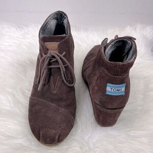 TOMS | brown suede wedge booties 10.0 front lace closure.